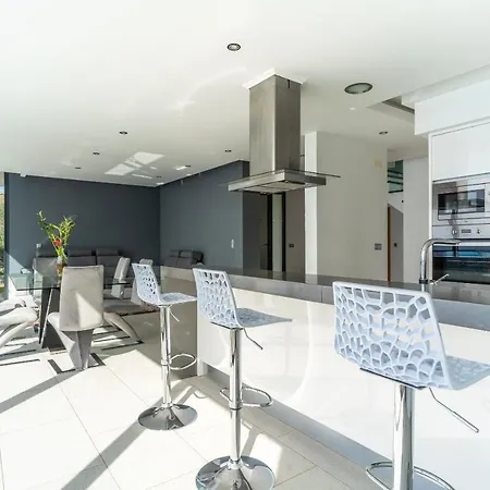 Plaza With Private Pool * Calheta (Madeira)